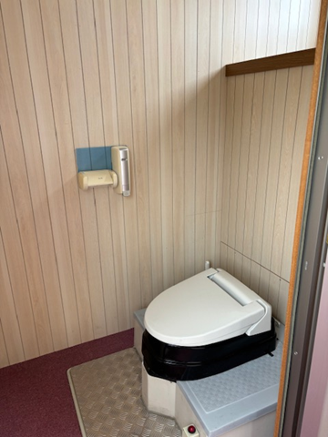 ウォータス付きユニットハウスの内部トイレの写真