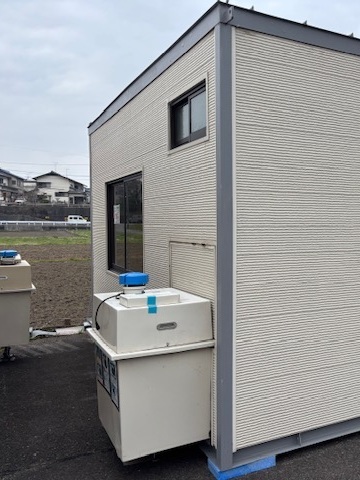 ウォータス付きユニットハウスの外観（裏側）